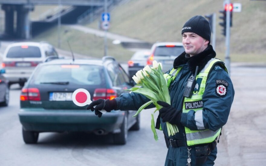 Рейд полиции 8 марта: женщинам - цветы, мужчинам - штрафы