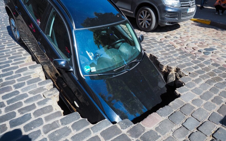 В центре Риги в яму провалился автомобиль BMW