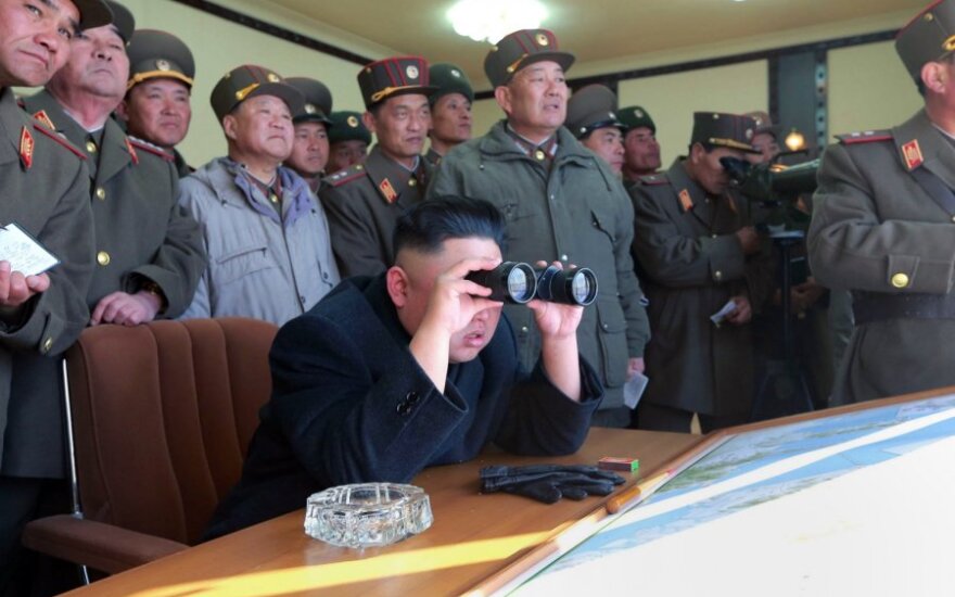 Šiaurės Korėjos lyderis  Kim Jong Unas stebėjo artilerijos pratybas pasienyje