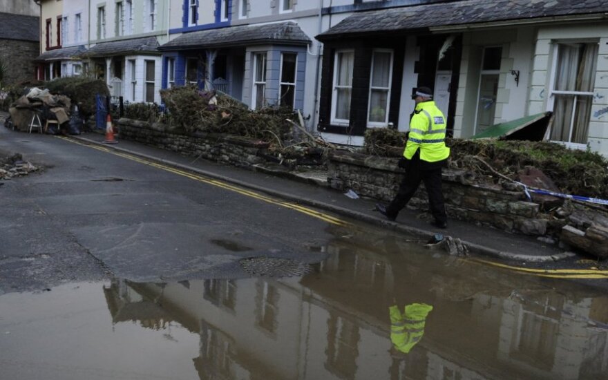 Наводнения в Англии и Уэльсе: жертв все больше
