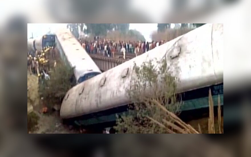 При крушении поезда в Индии два человека погибли, десятки пострадали