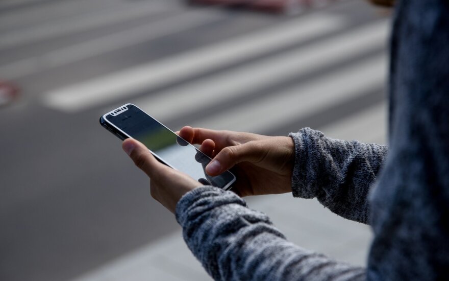 Пешеходам в Литве запретят говорить по мобильному телефону