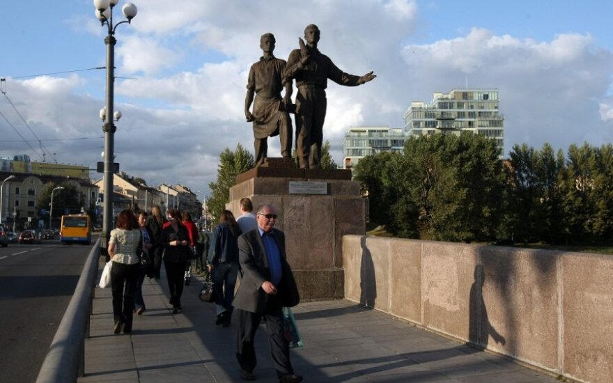 В конкурсе на ремонт скульптур Зеленого моста в Вильнюсе отложено объявление победителя