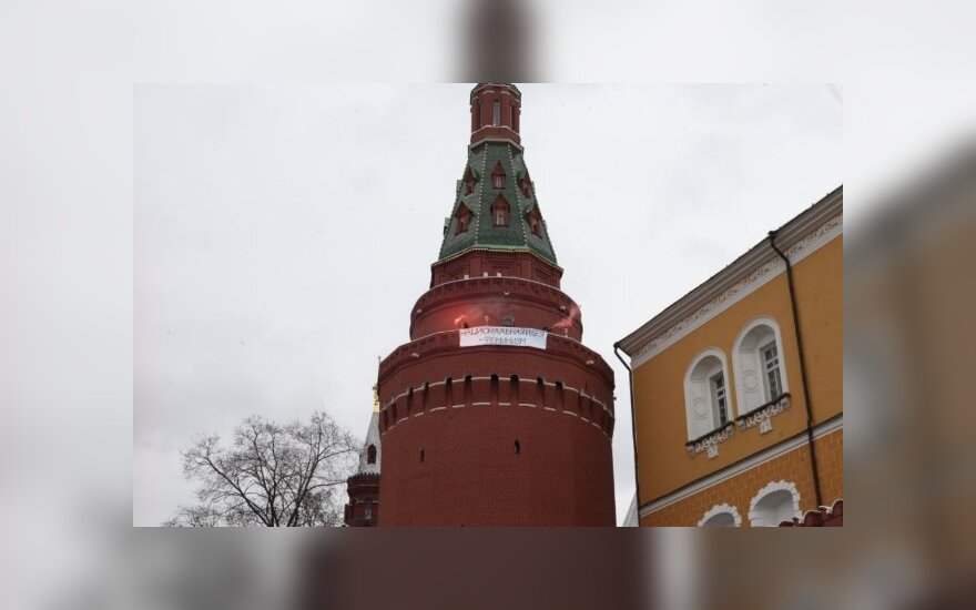 Феминистки признали монтажом фотографию на кремлевской башне
