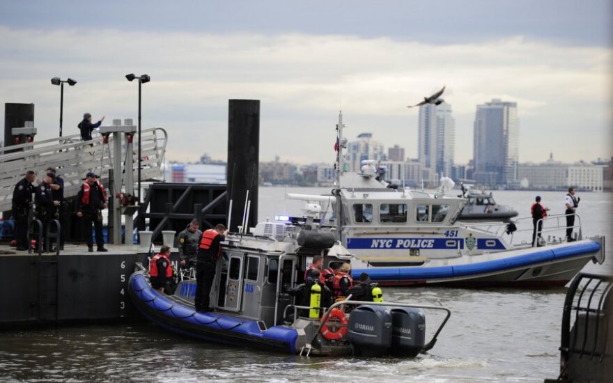 Niujorke į upę nukrito sraigtasparnis 