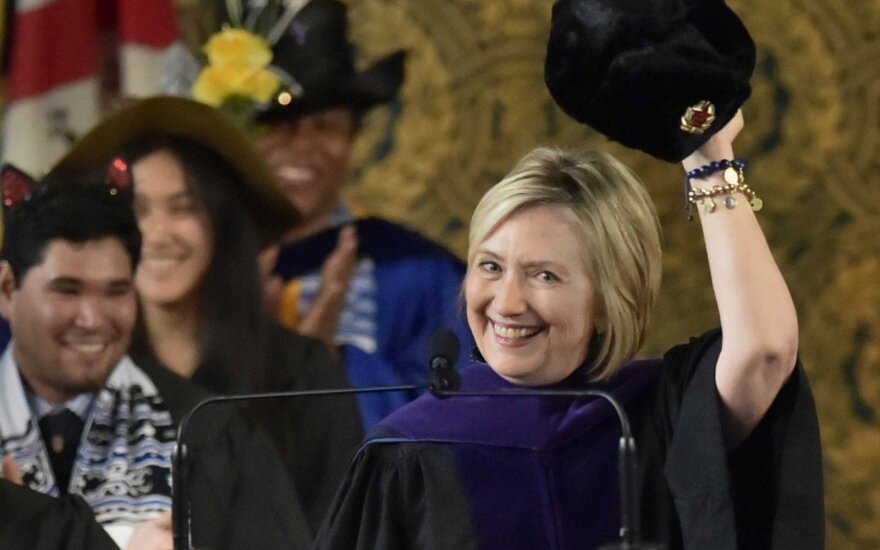 Хиллари Клинтон похвасталась шапкой-ушанкой