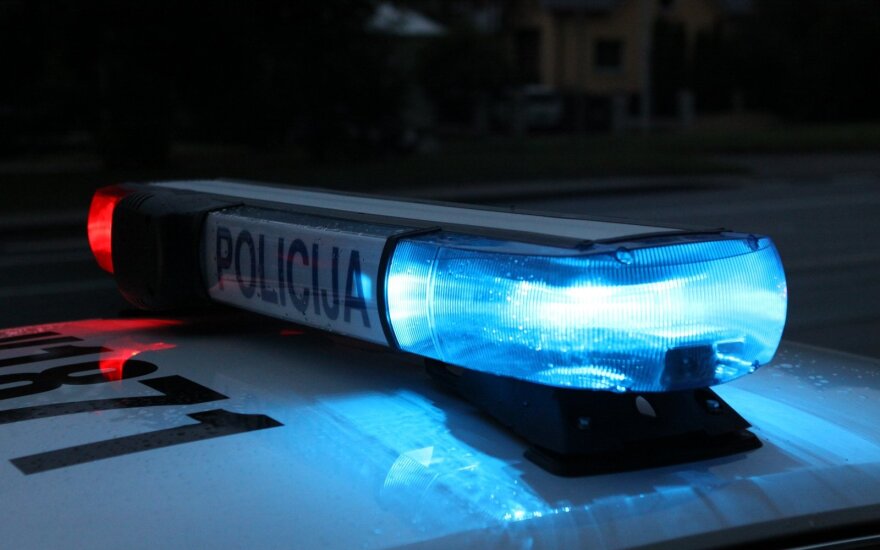 В Утене пьяный мужчина пнул полицейского ногой, в Вильнюсе – разбил стекло служебного автомобиля