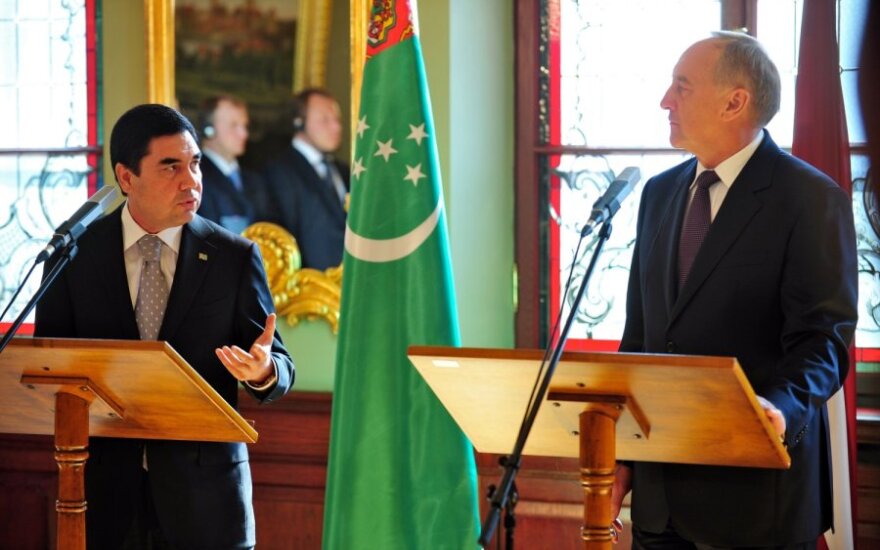 Президент Туркменистана подарил Берзиньшу уникальный ковер