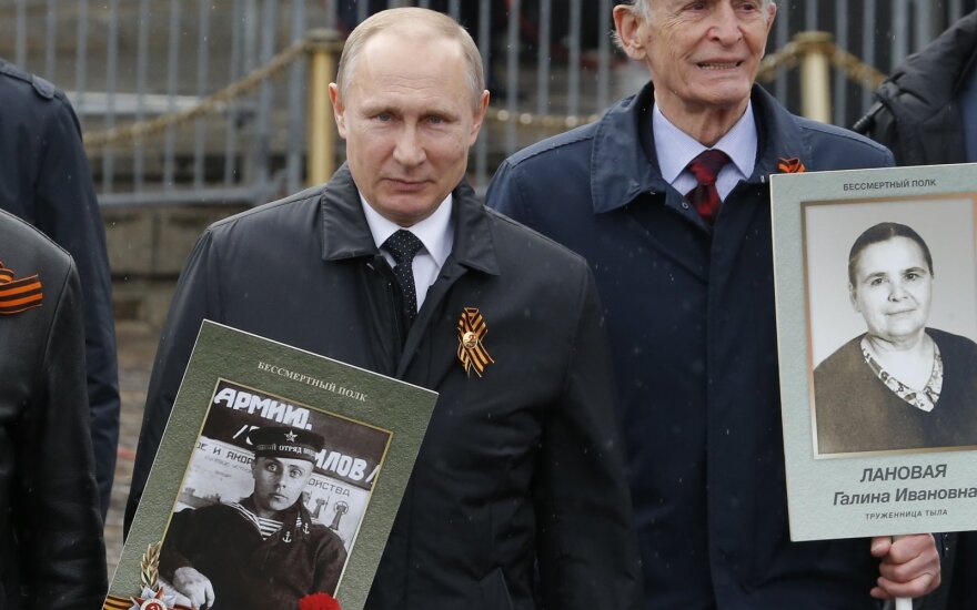 Путин вышел на акцию "Бессмертный полк" с портретом отца