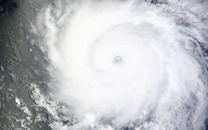 На восток Индии движется ураган "Хадхад"