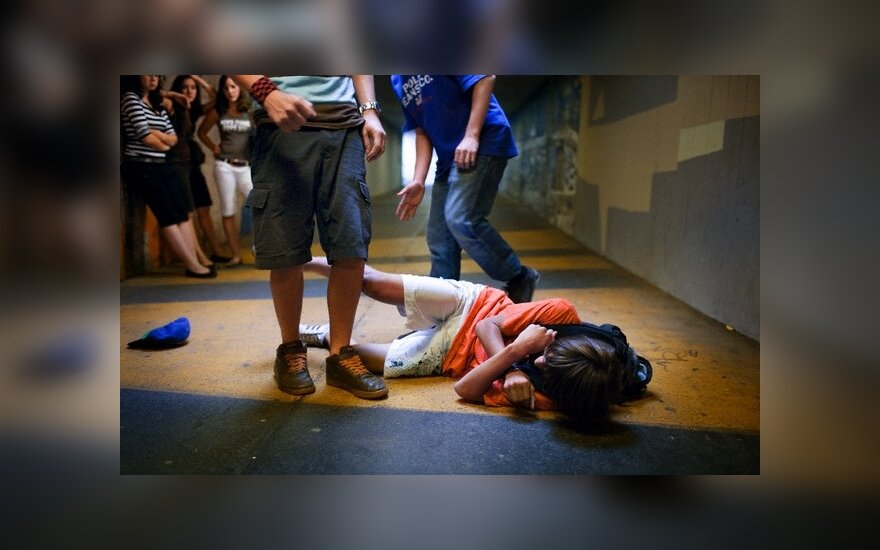 Дети жестоко избили 10-летнюю девочку