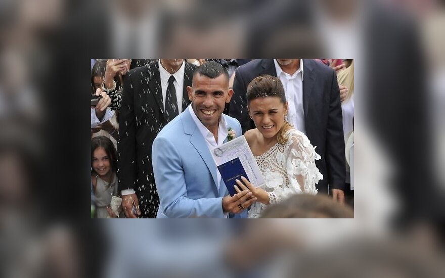Пока аргентинский футболист Тевес женился, обокрали его дом