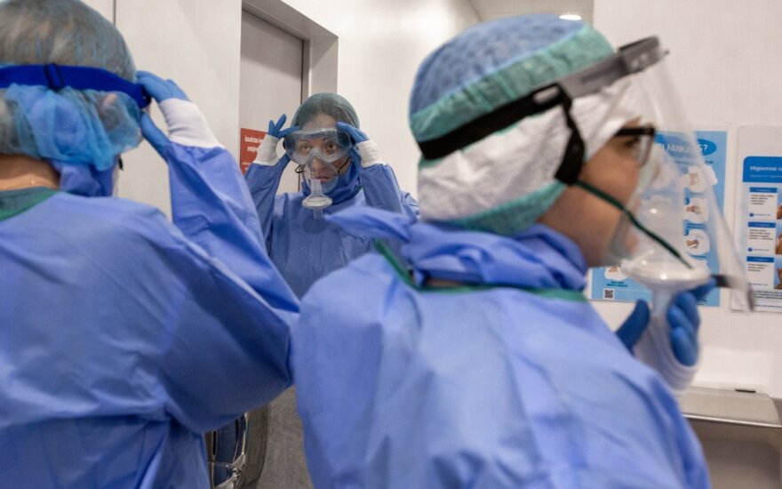 НЦОЗ: за минувшие сутки коронавирусом заразился 121 медработник