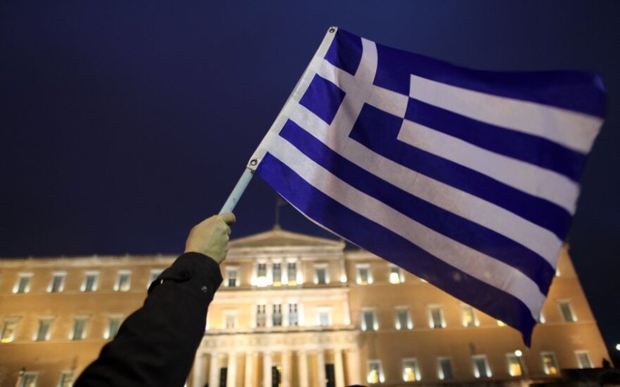 Греция: на военном параде политиков закидали йогуртами