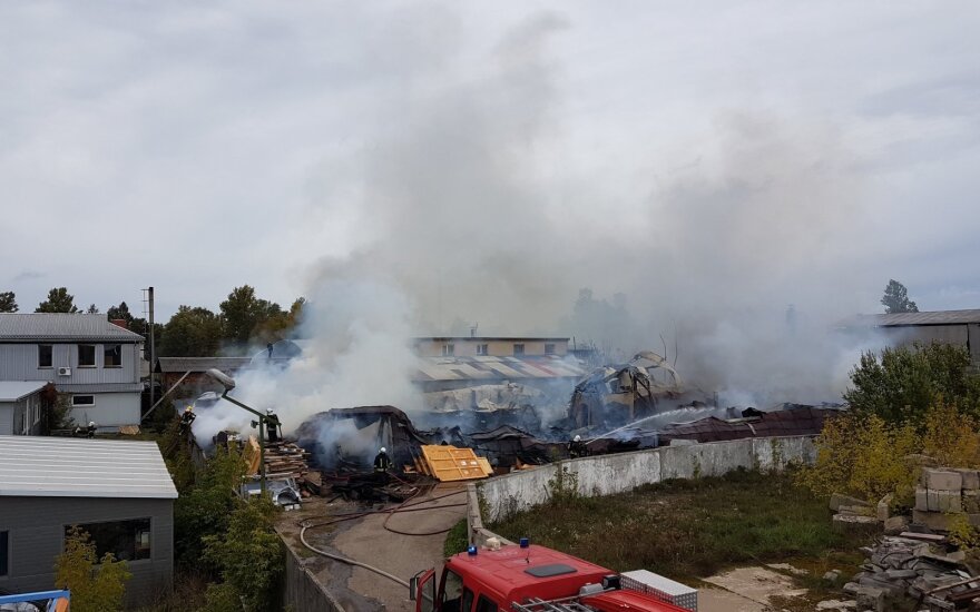 Во время пожара в Лентварисе журналистов разгоняли сотрудники контрразведки