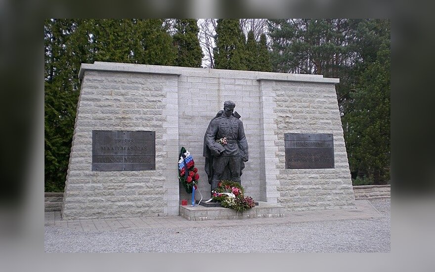 В Таллине разрисовали снимки почетного караула у "Бронзового солдата"