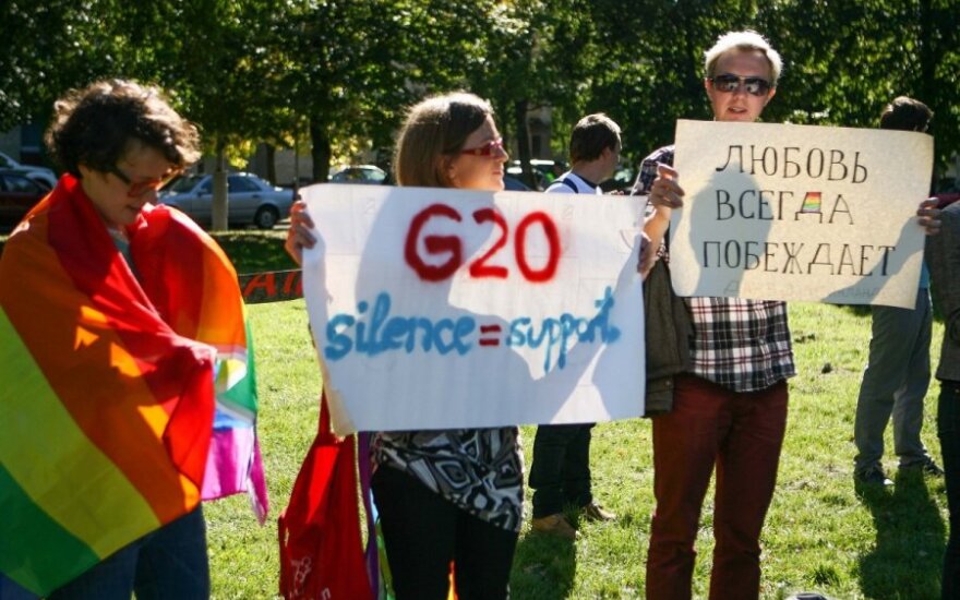 В Вильнюсе у посольства поддержали права геев России