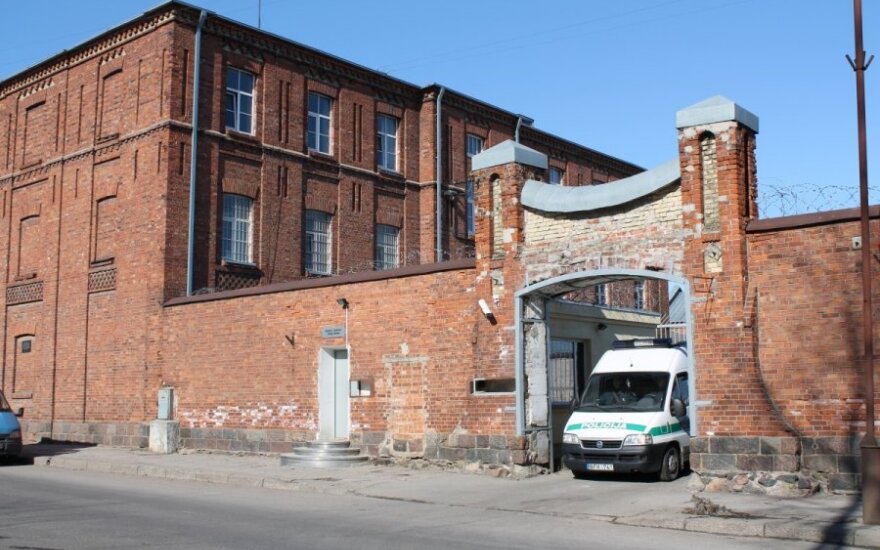 Глава СИЗО ответил на "крик души" мэра Висагинаса: стекла из окон на лето вынимают