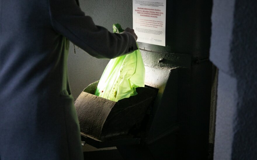 В Вильнюсе окончательно отказываются от мусоропроводов: жители грозятся складывать мусор в подъездах