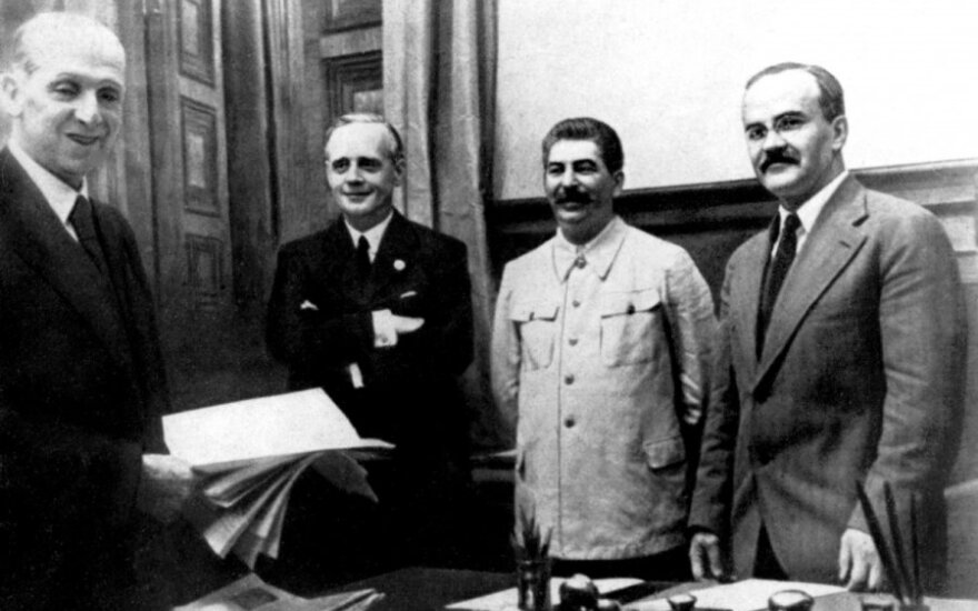 Joachimas von Ribbentropas (antras iš kairės), Josifas Stalinas (trečias iš kairės), Viačeslavas Molotovas (ketvirtas iš kairės) 1939 m. rugsėjį