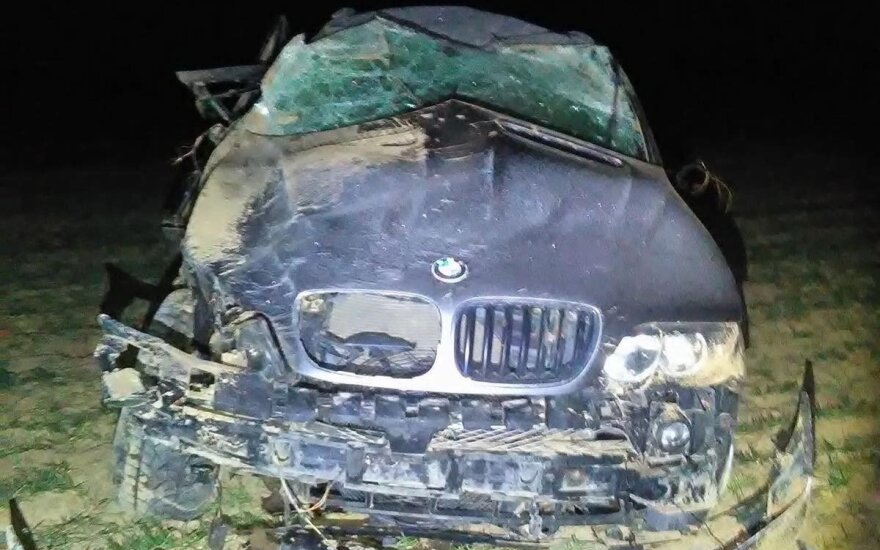 Полностью смятый BMW в поле: босой молодой человек без сознания, кто был за рулем – непонятно