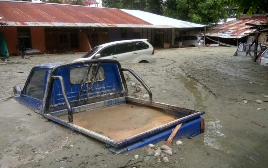 В результате паводка и оползней в Индонезии погибли десятки человек