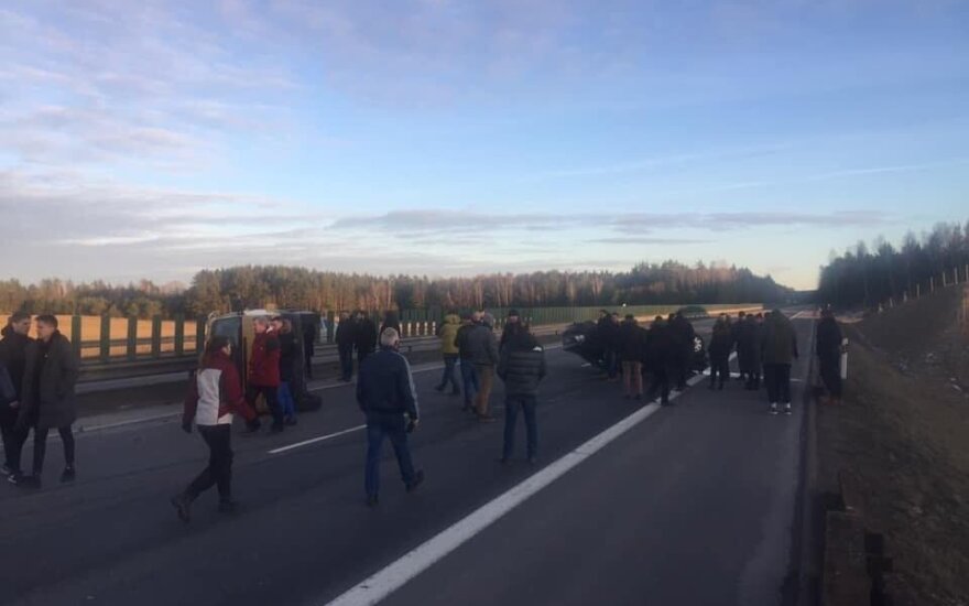 В результате ДТП на магистрали перевернулись два автомобиля