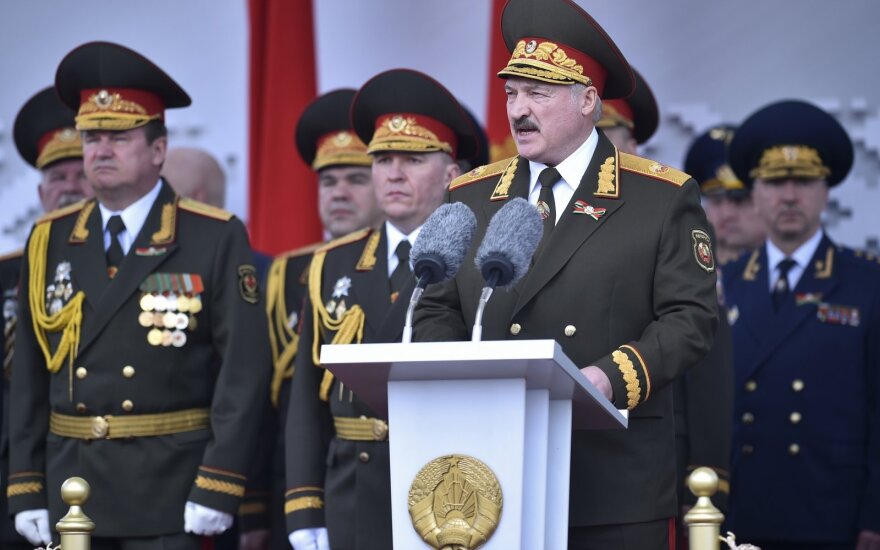 Baltarusijoje į Pergalės dienos minėjimą susirinko minios žmonių