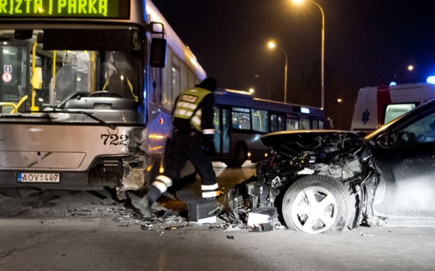 В Вильнюсе автомобиль посольства России врезался в автобус