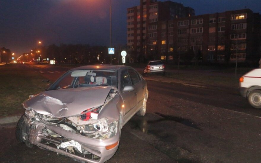 В Клайпеде столкнулись два автомобиля, пассажирка головой выбила стекло