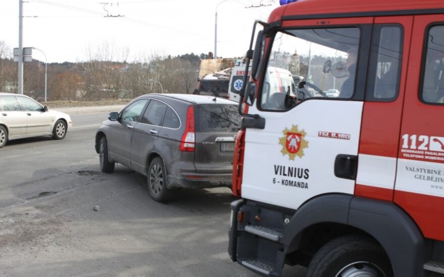 В Вильнюсе Honda наехала на пешехода, из-под колес его достали спасатели