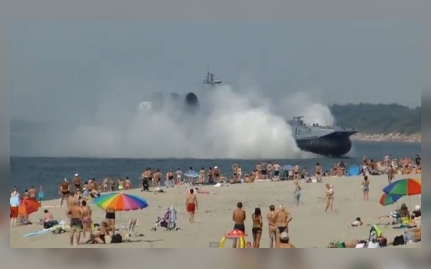 Десантный корабль распугал отдыхающих на диком пляже