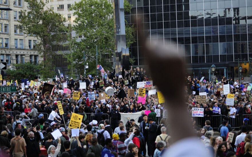 На Уолл-Стрит вышли пять тысяч демонстрантов