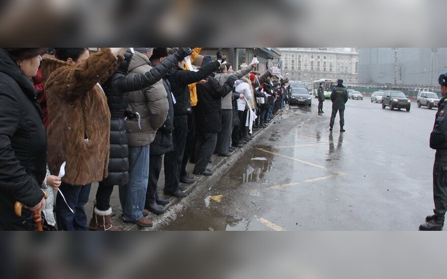 Maskvoje protestuotojai suformavo gyvąją grandinę