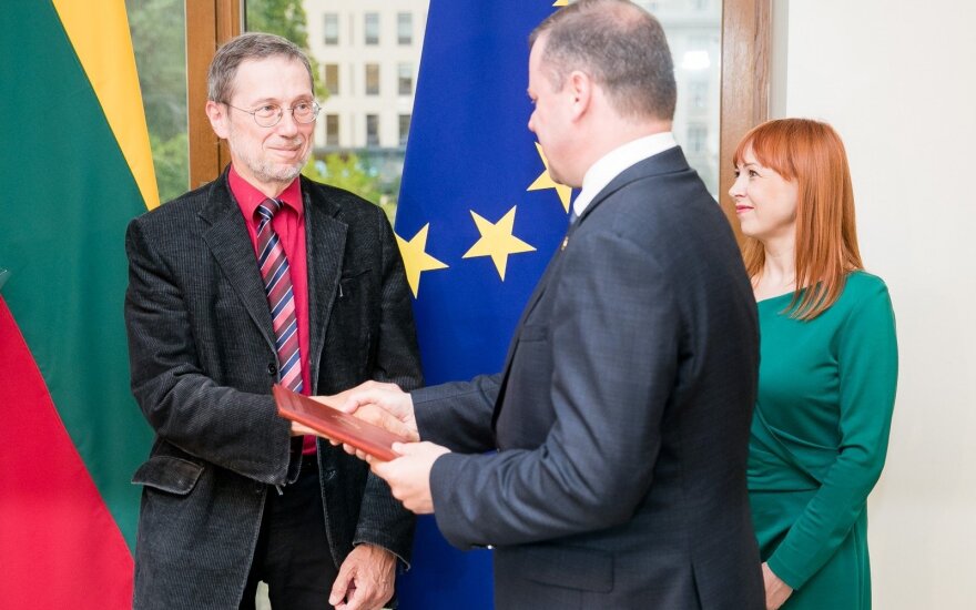 Премьер-министр вручил профессору Мажилису первую Премию прогресса Литвы