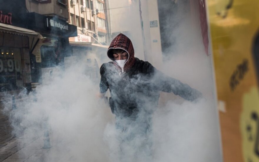 Turkijoje per prokurdiškus protestus prasiveržė mirtį sėjantis smurtas 