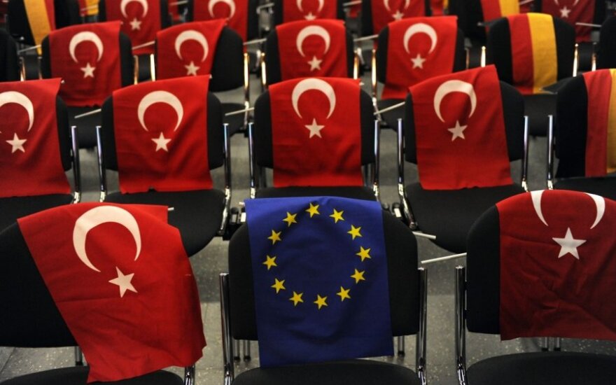 Европарламент хочет приостановить переговоры с Анкарой о вступлении в ЕС
