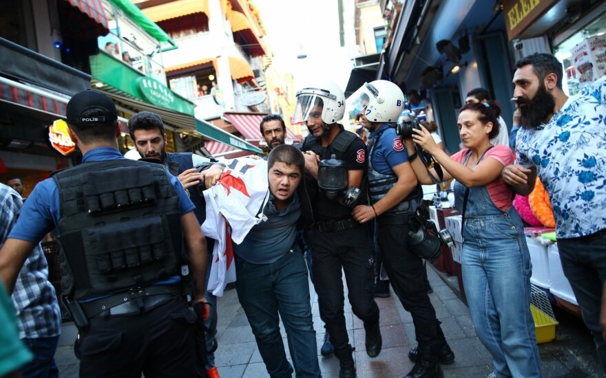 По всей Турции идут рейды и обыски по делу о выводе за рубеж 419 млн долларов. Арестованы более 400 человек