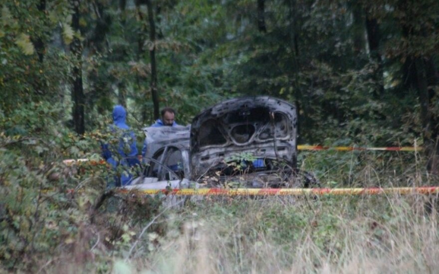 В Паневежском районе найден сгоревший автомобиль VW Passat с останками девушки в багажнике