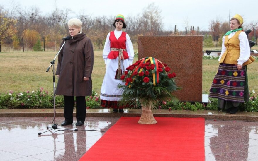 Lietuvių moterų tremties vietą Kazachstane žymės atminimo akmuo