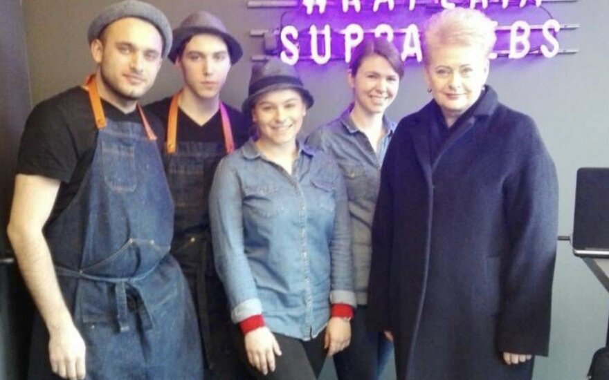 Dalia Grybauskaitė įsiamžino su kebabinės personalu