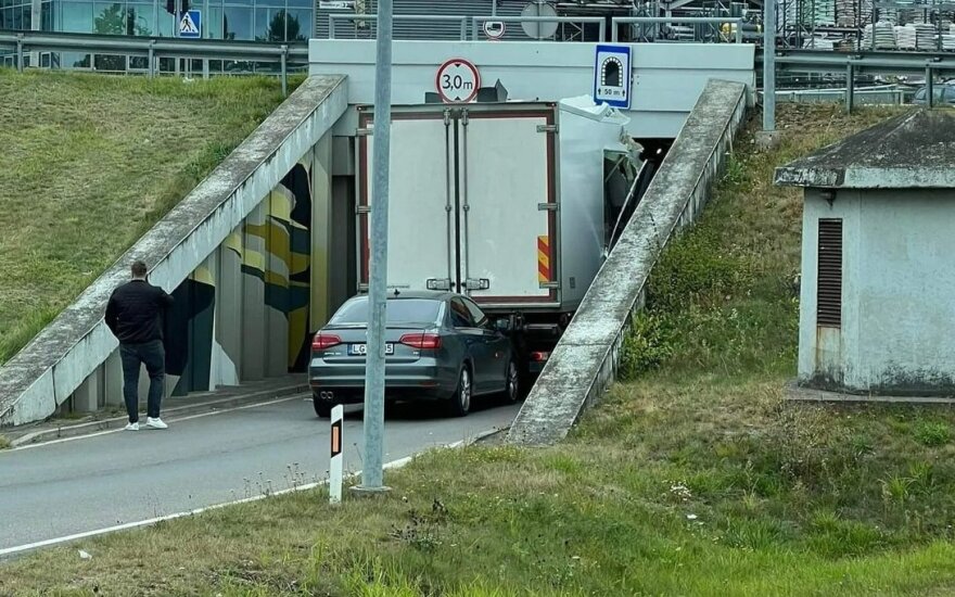 В Каунасе около ТЦ Mega в тоннеле застрял грузовик