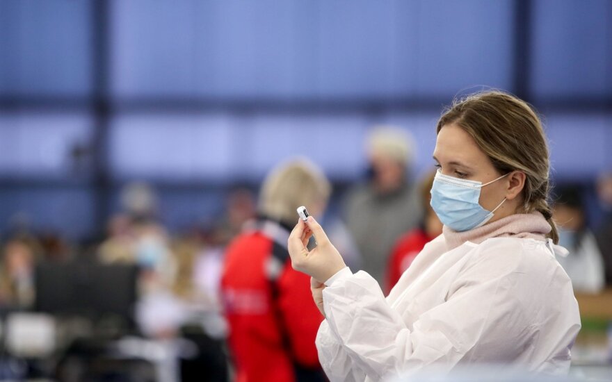 Сейм: в Литве не будет обязательной вакцинации медиков и соцработников от коронавируса