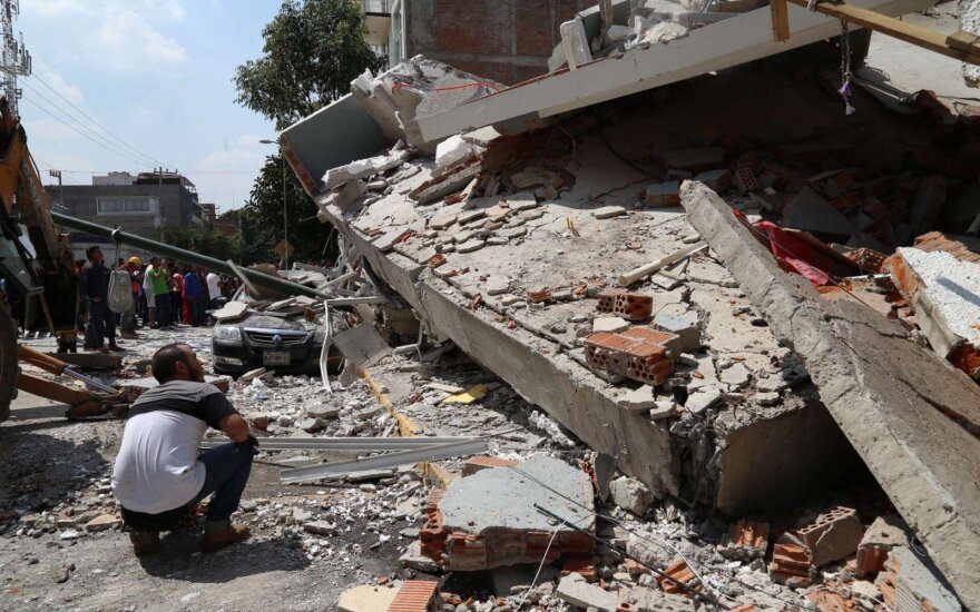 Землетрясение в Мексике: под завалами школы нашли живую девочку
