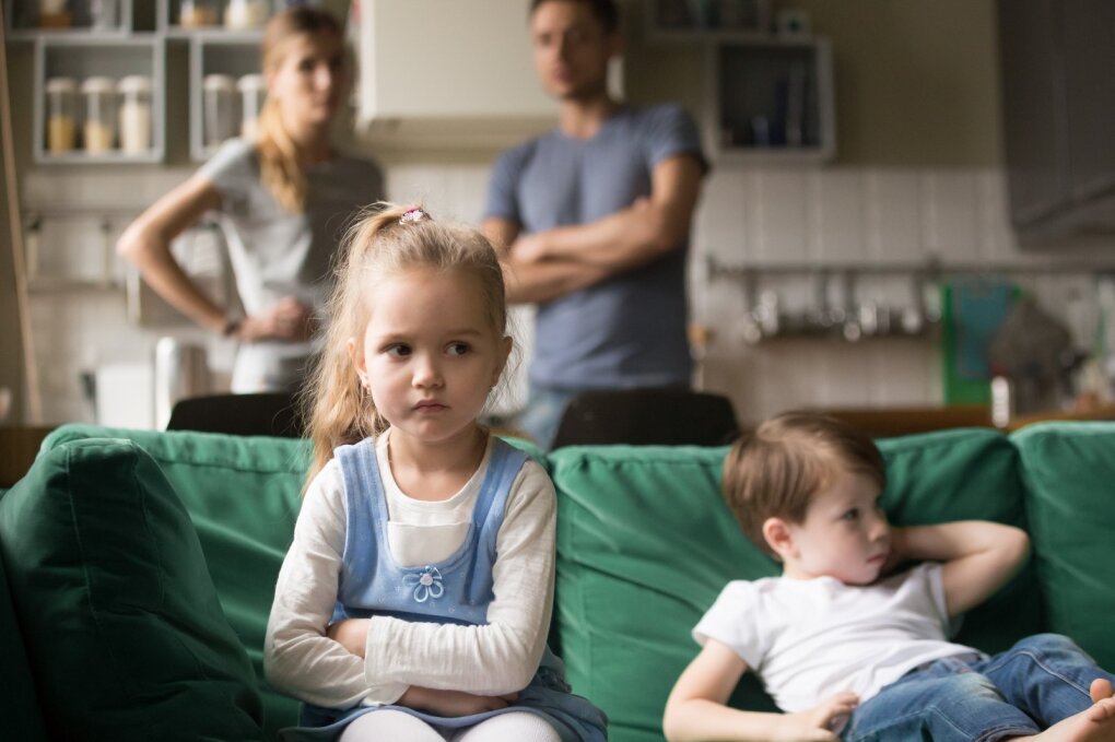 Lietuviai išdrįso pasidalinti savo vaikystės nuoskaudomis: psichologė įvardijo, kaip tėvai net neįtardami traumuoja vaikus