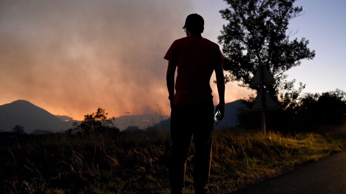 Dėl karščio ir sausros pietvakarių Prancūzijoje atsinaujino didžiulis miškų gaisras