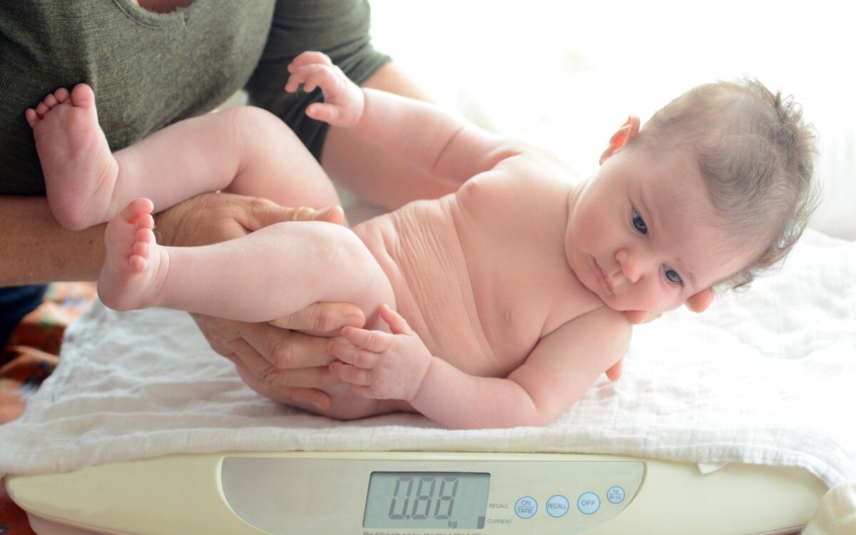 Kūno svorio netekę kūdikiai, Numesti svorio slaugos namuose