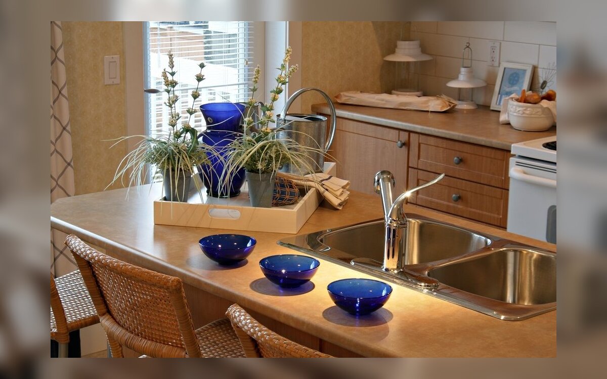 Ремонт кухонного стола. Посуда на столешнице. Раковина для посуды на кухню. Раковина кухня стол посуда. Стол мойка для кухни.