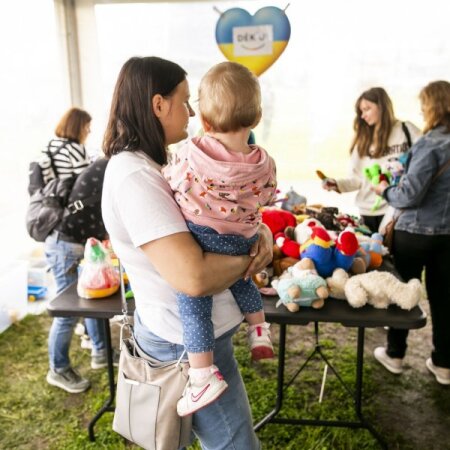 Ukrainos mamos neslepia džiaugsmo: lietuvių gerumas neturi ribų