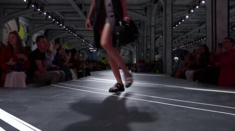 2018 metų „Prada“ pavasaris ir vasara – vyriški įvaizdžiai ir visagalis moteriškumas